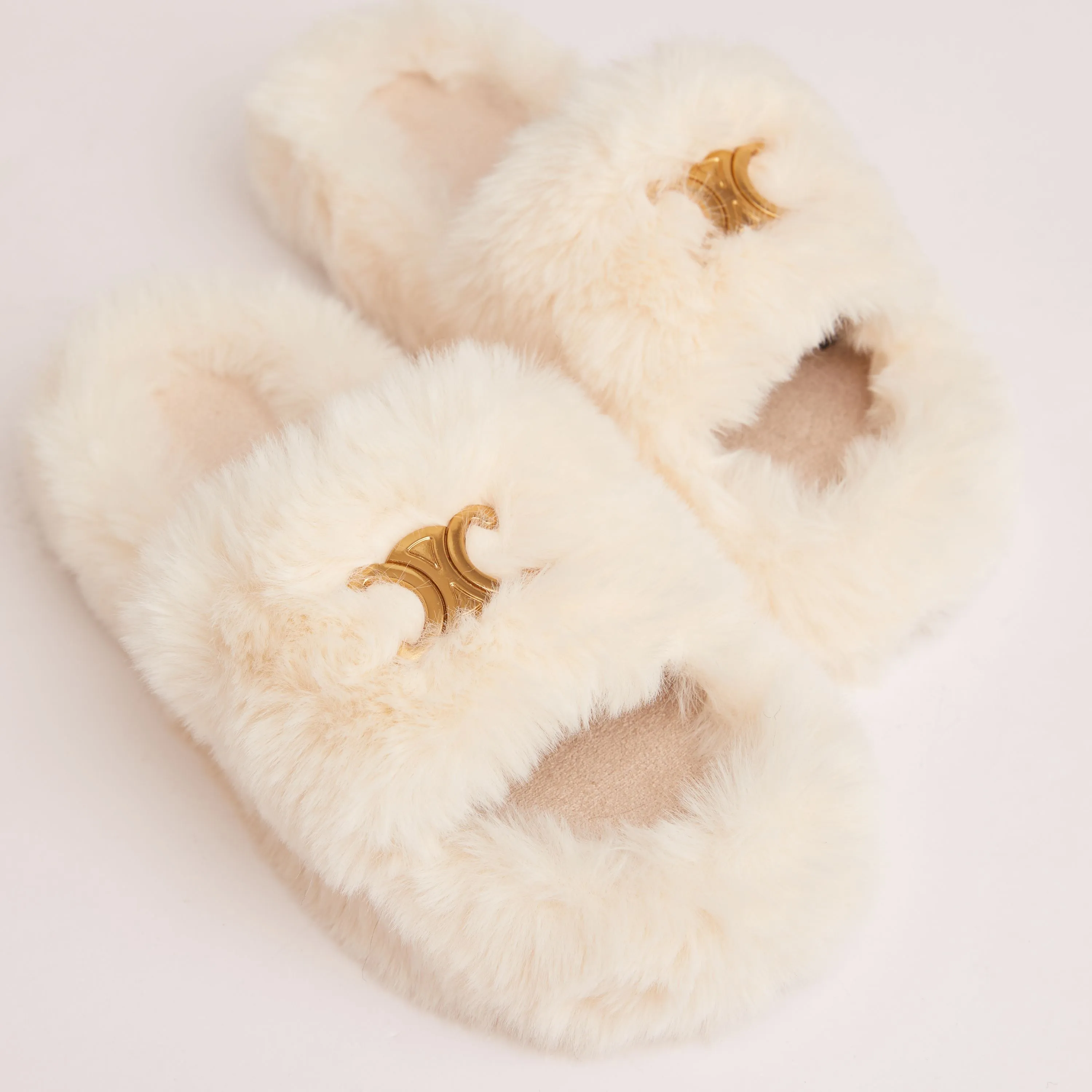 Kye Logo Detail Flat Slipper In Cream Faux Fur